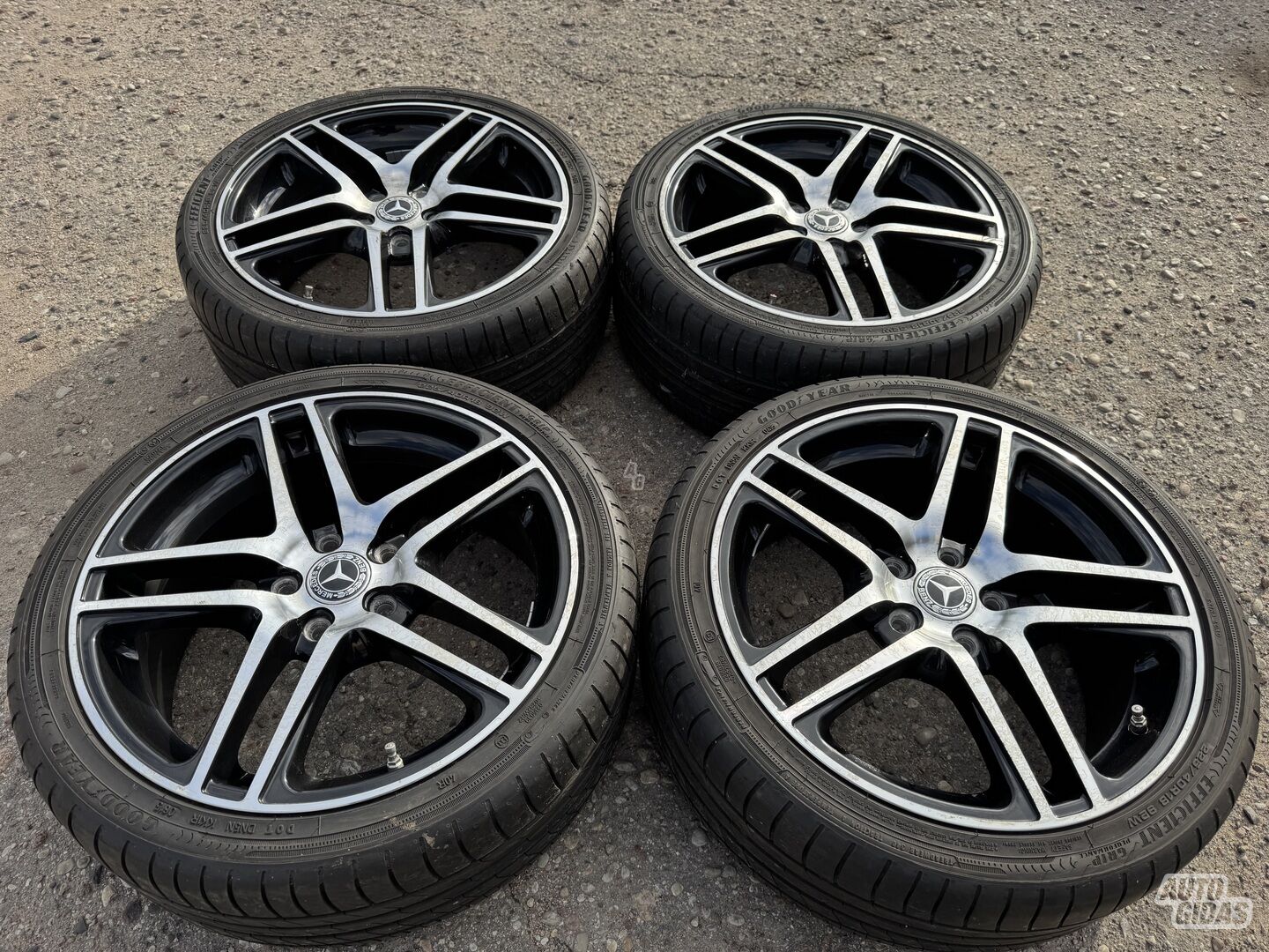 Mercedes-Benz Siunciam, 8J ET60 light alloy R18 rims