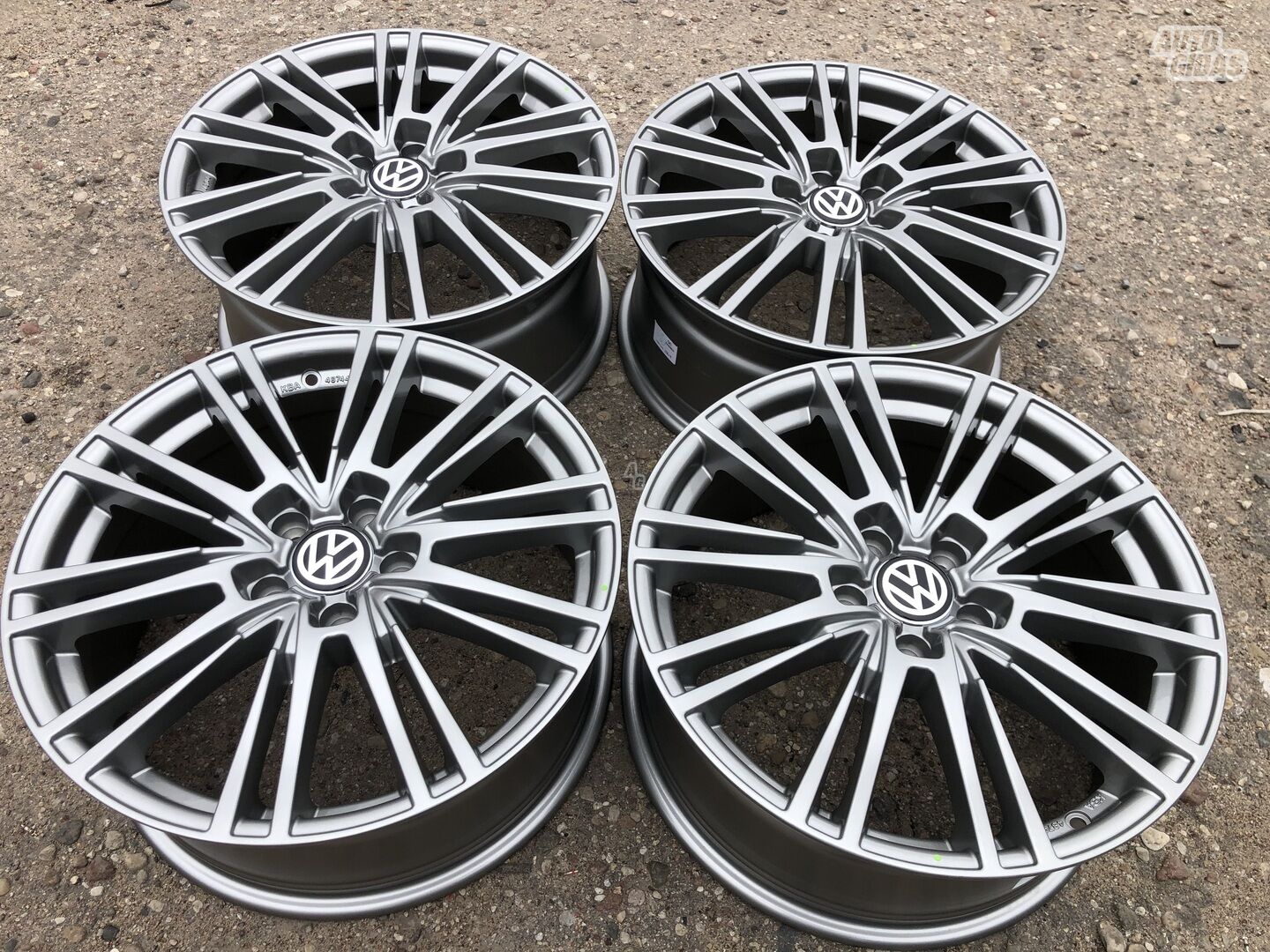 Volkswagen Siunciam, 8J ET35 light alloy R18 rims