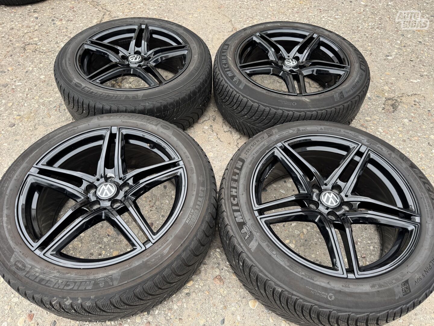 Volkswagen Siunciam, 8.5J ET40 light alloy R18 rims