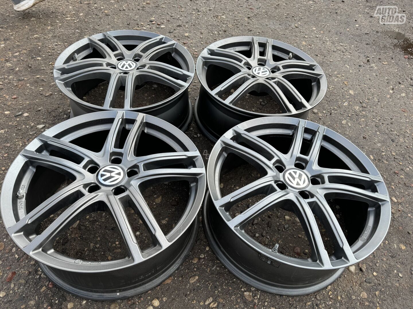 Volkswagen Siunciam, 8J ET45 light alloy R19 rims