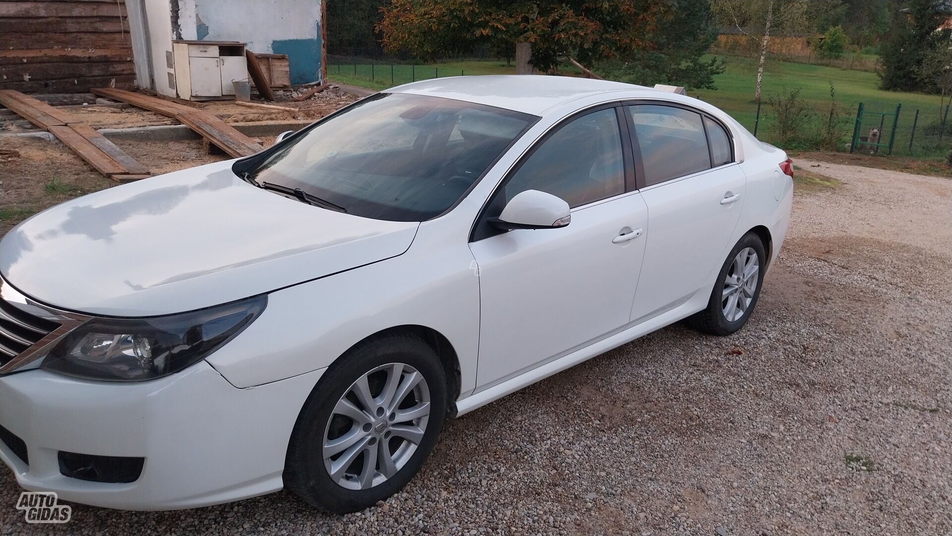 Renault Latitude 2011 y Sedan