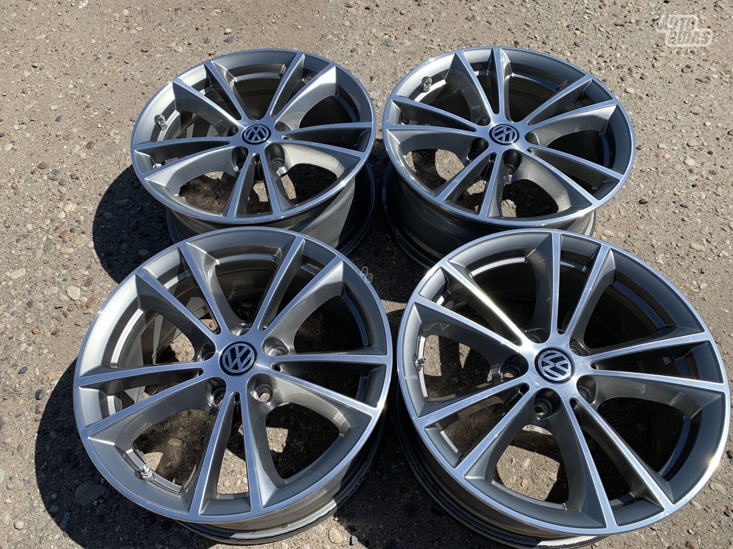 Volkswagen Siunciam, 7,5J ET27 light alloy R17 rims