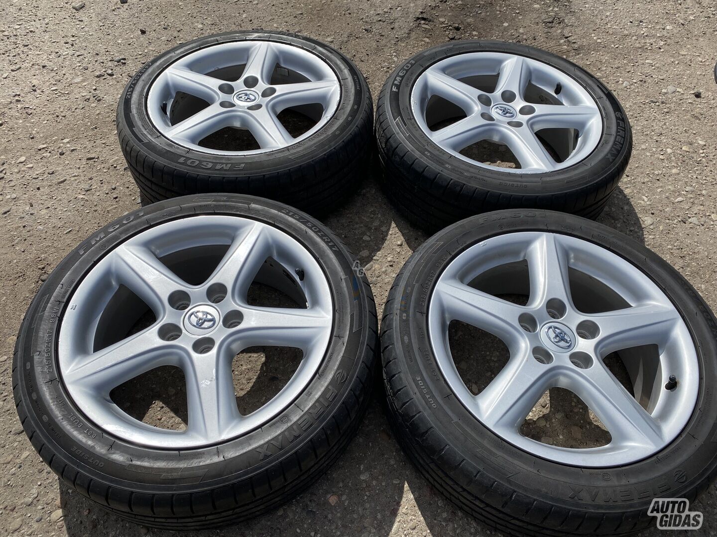 Toyota Siunciam, 7J ET45 light alloy R17 rims