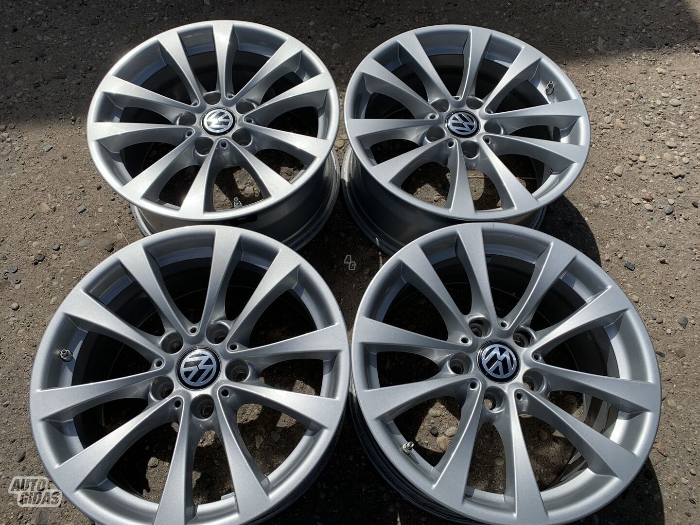 Volkswagen Siunciam, 8J ET34 light alloy R17 rims