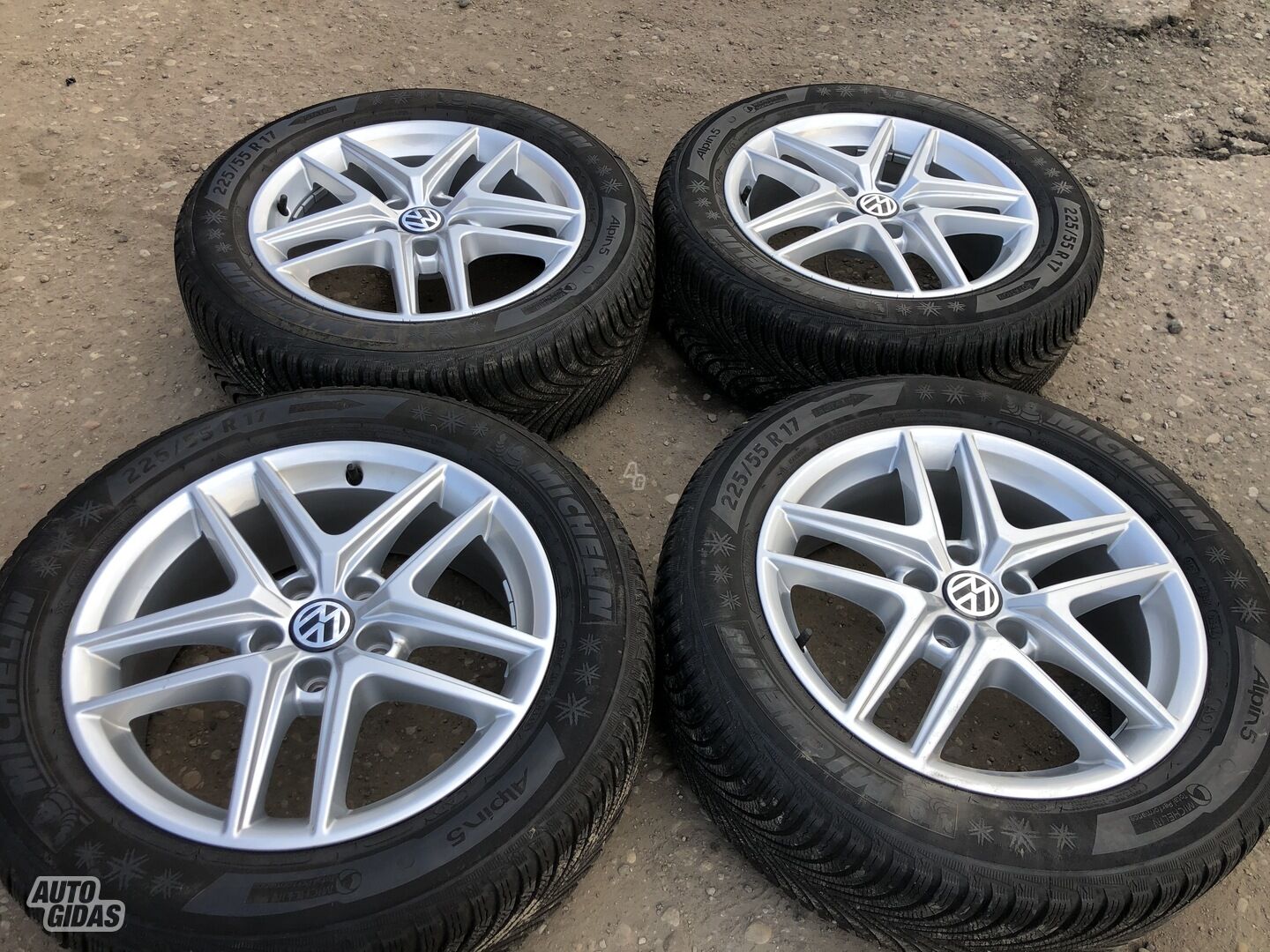 Volkswagen Siunciam, 6,5J ET28 light alloy R17 rims