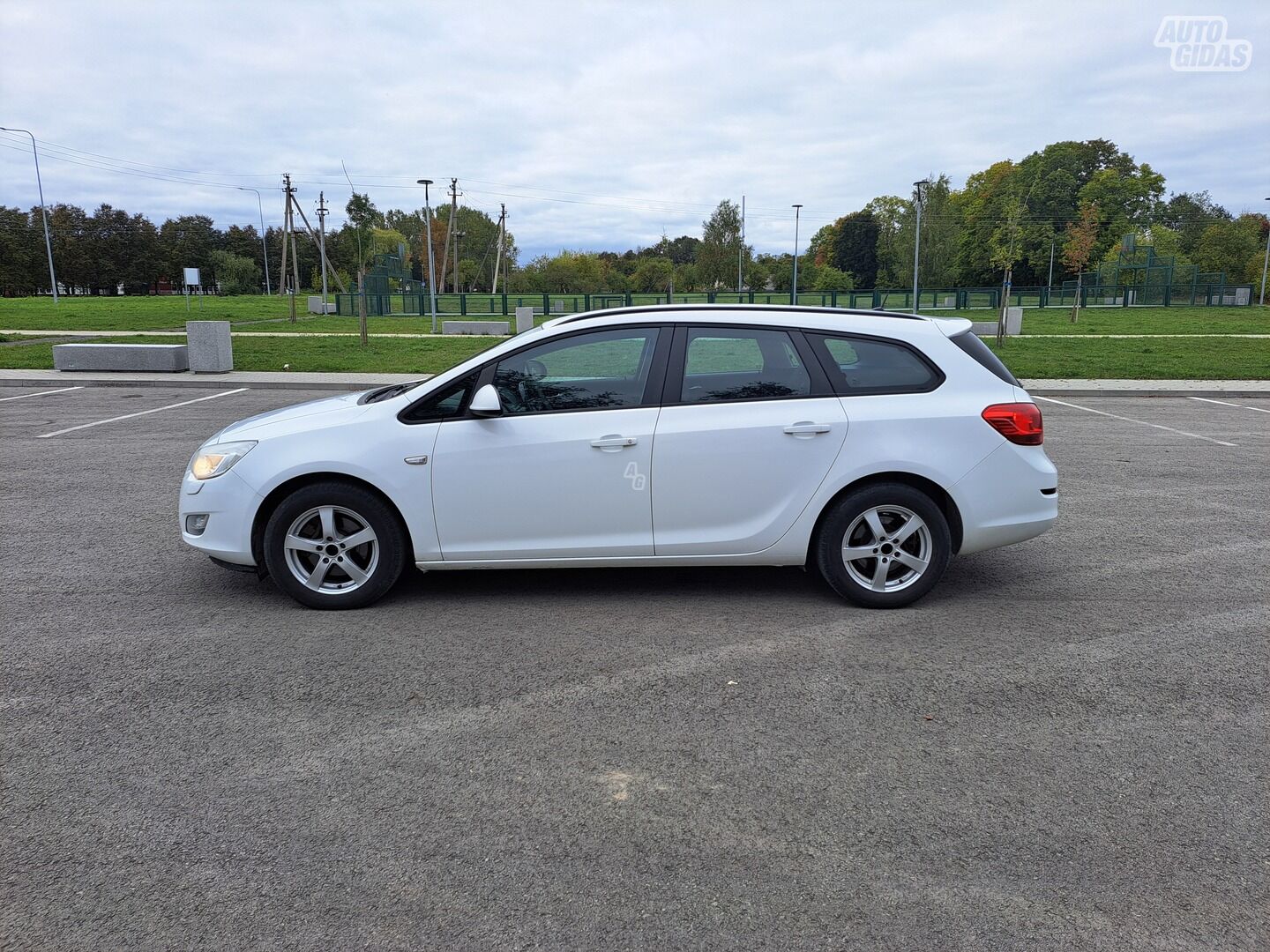 Opel Astra J 2011 г