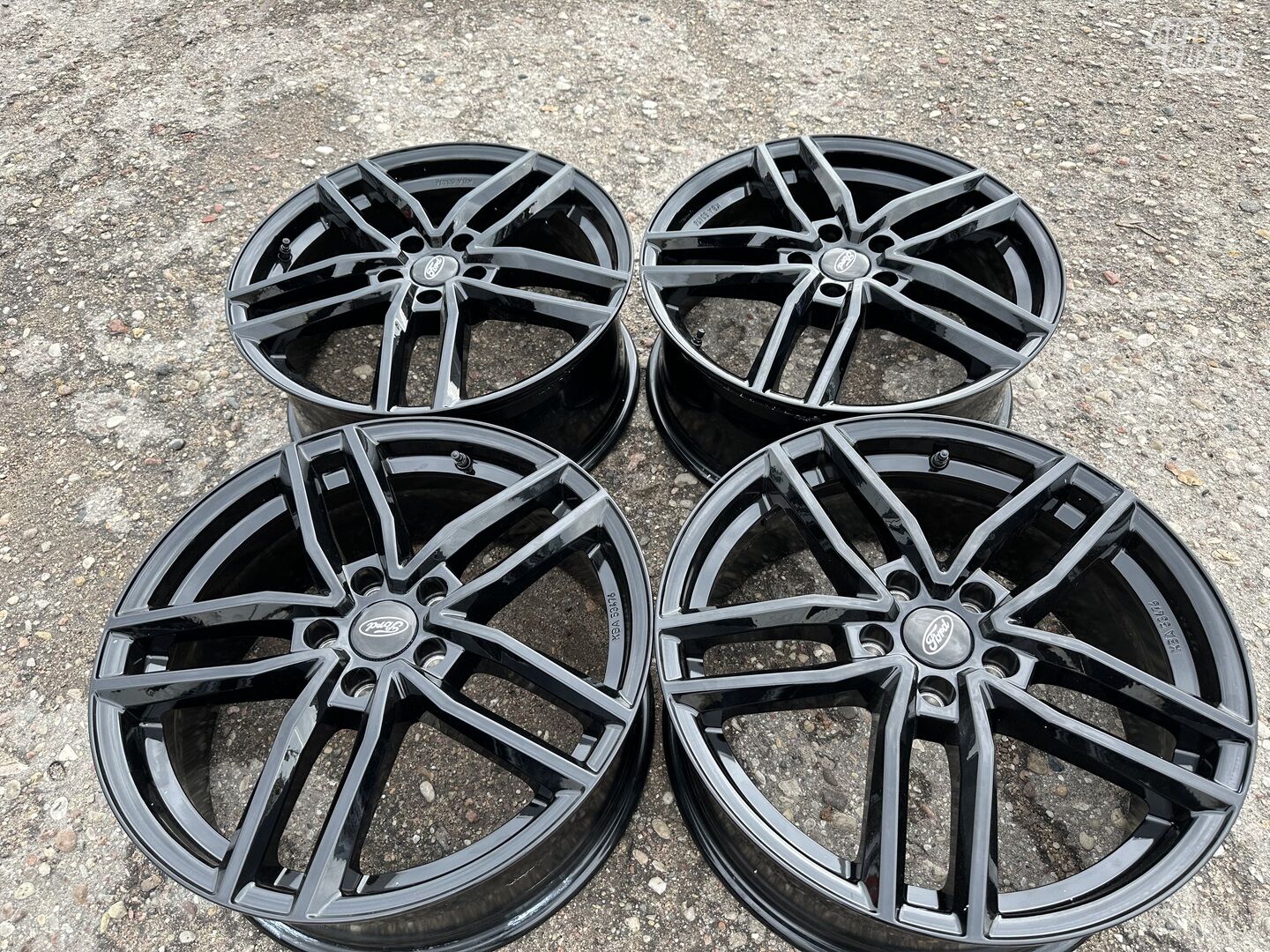 Ford Siunciam, 8J ET42 light alloy R18 rims