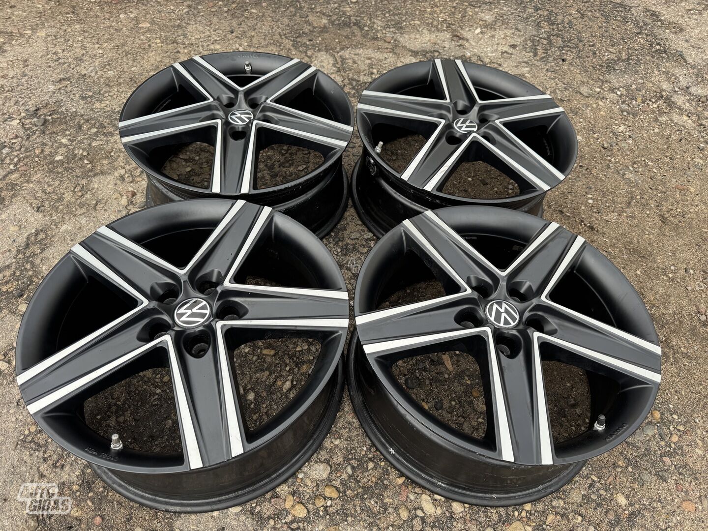 Volkswagen Siunciam, 7,5J ET52 light alloy R18 rims