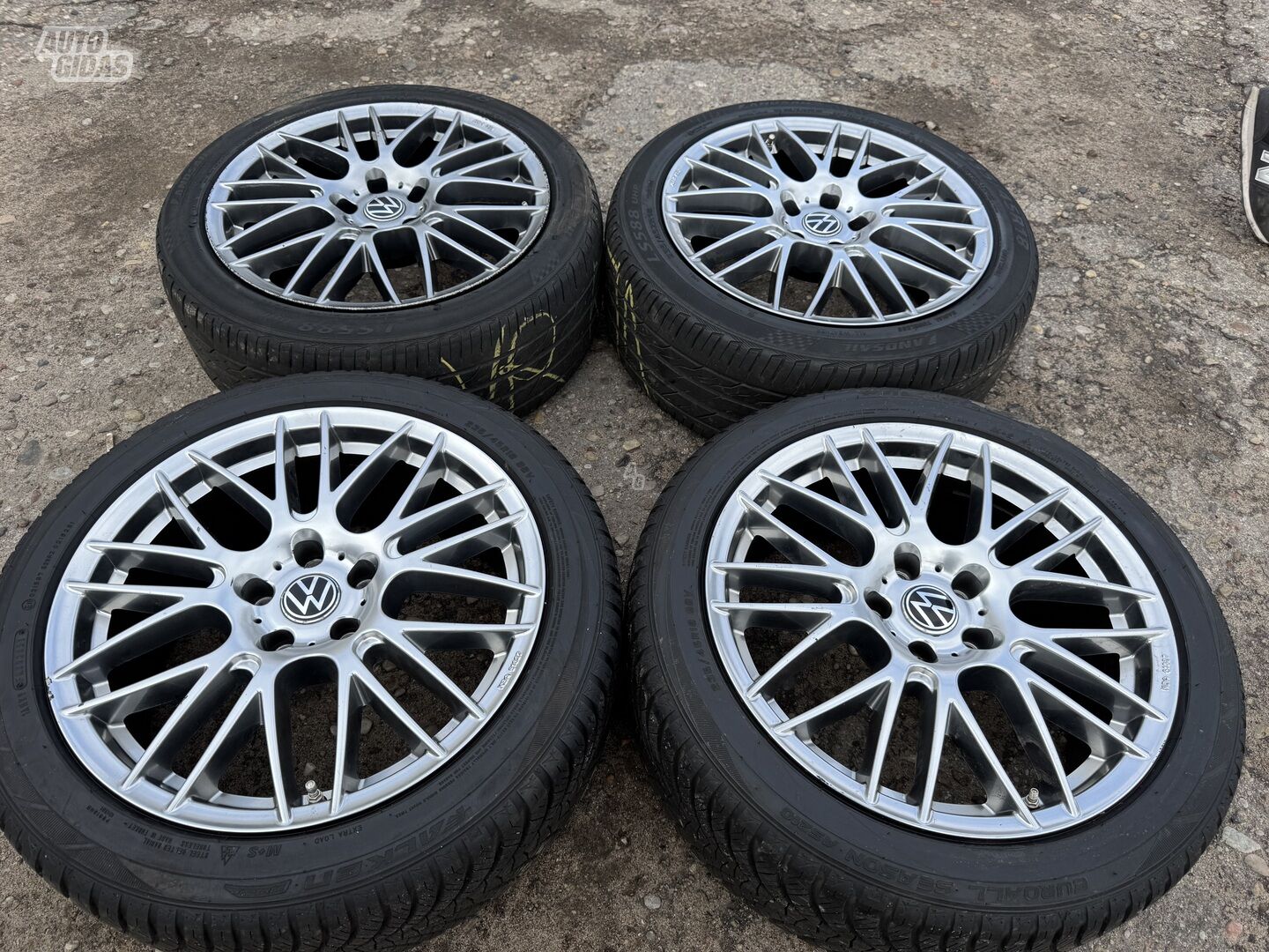 Volkswagen Siunciam, 8J ET40 light alloy R18 rims