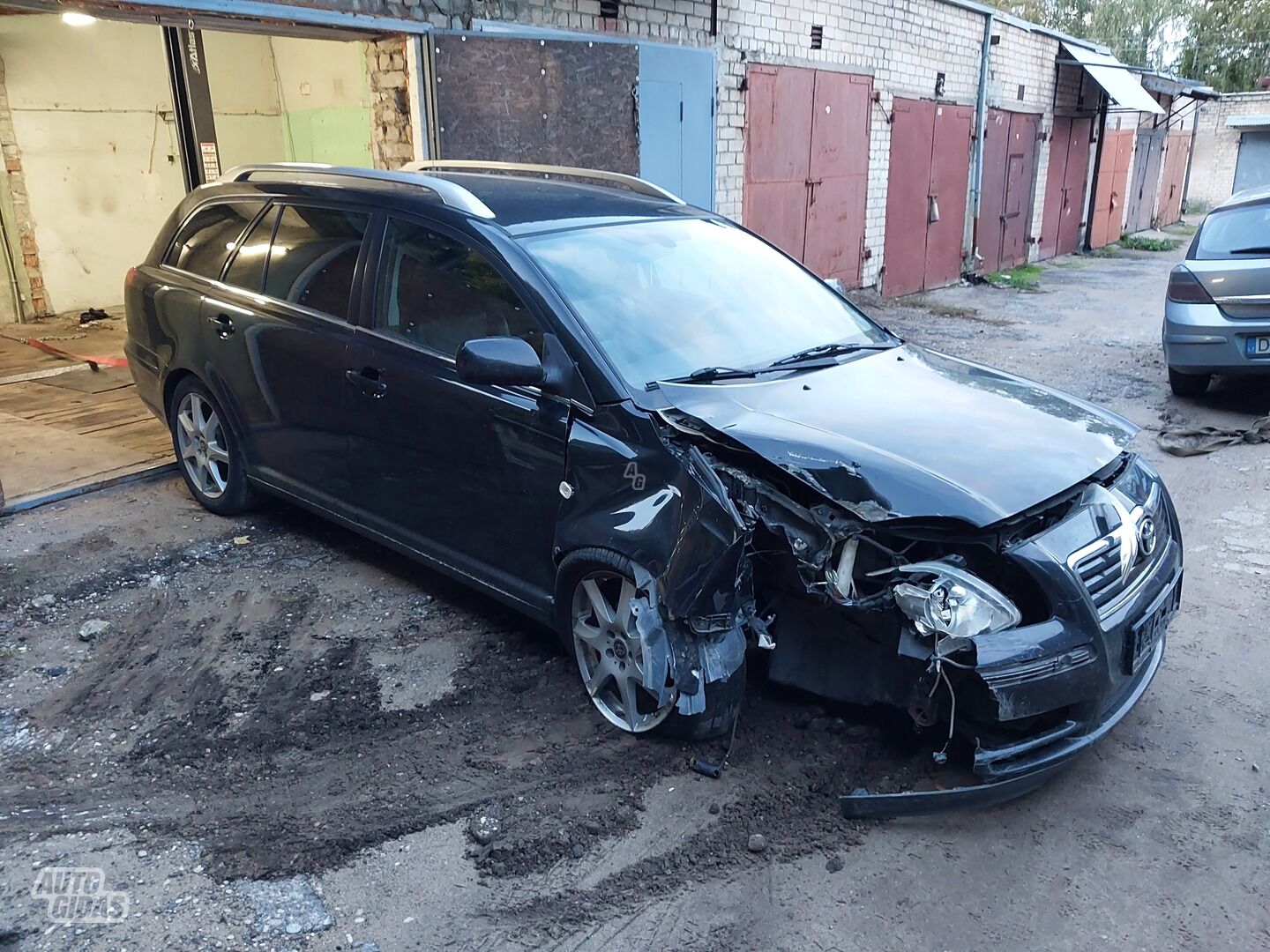 Toyota Avensis II 2004 y parts