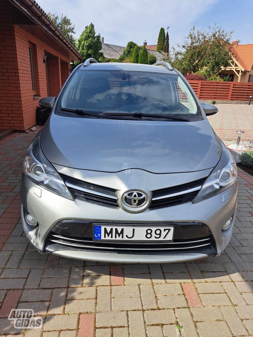 Toyota Verso 2013 г Минивэн