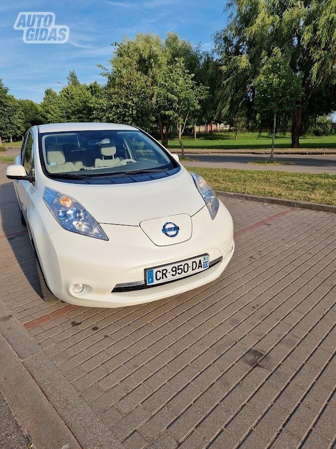 Nissan Leaf 2013 г Хэтчбек