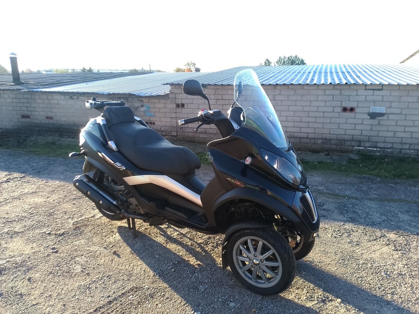 Piaggio MP-3 2009 y Three-wheel motorcycle