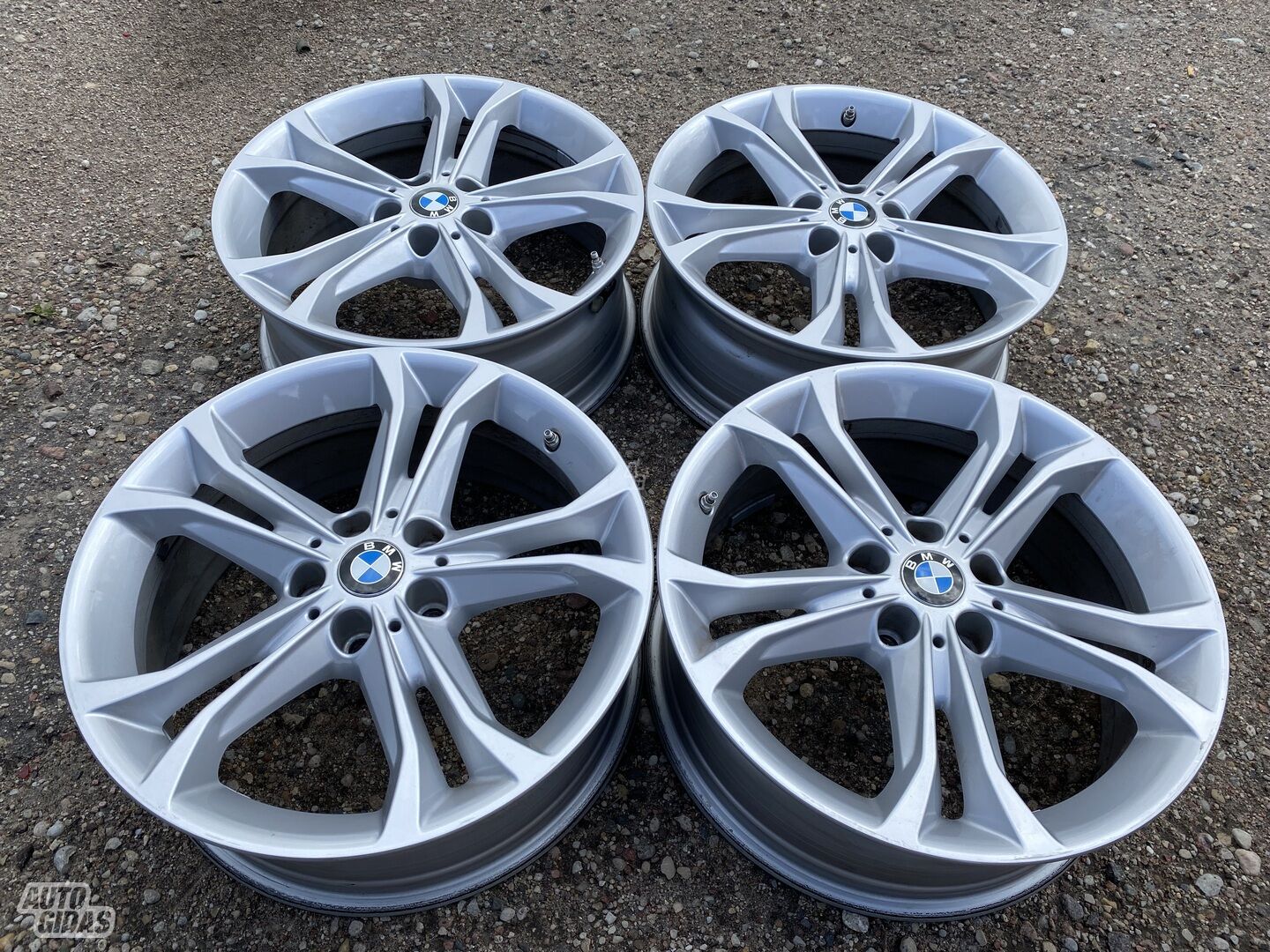 BMW Siunciam, 7J ET22 light alloy R18 rims