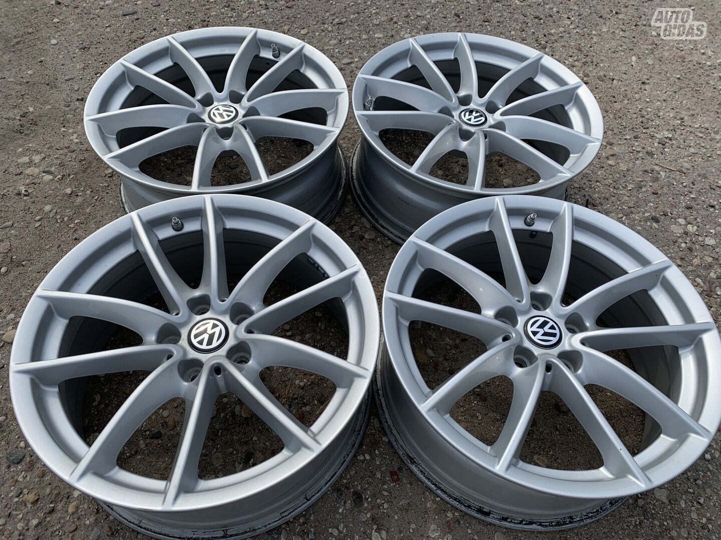 Volkswagen Siunciam, 7J ET22 light alloy R18 rims