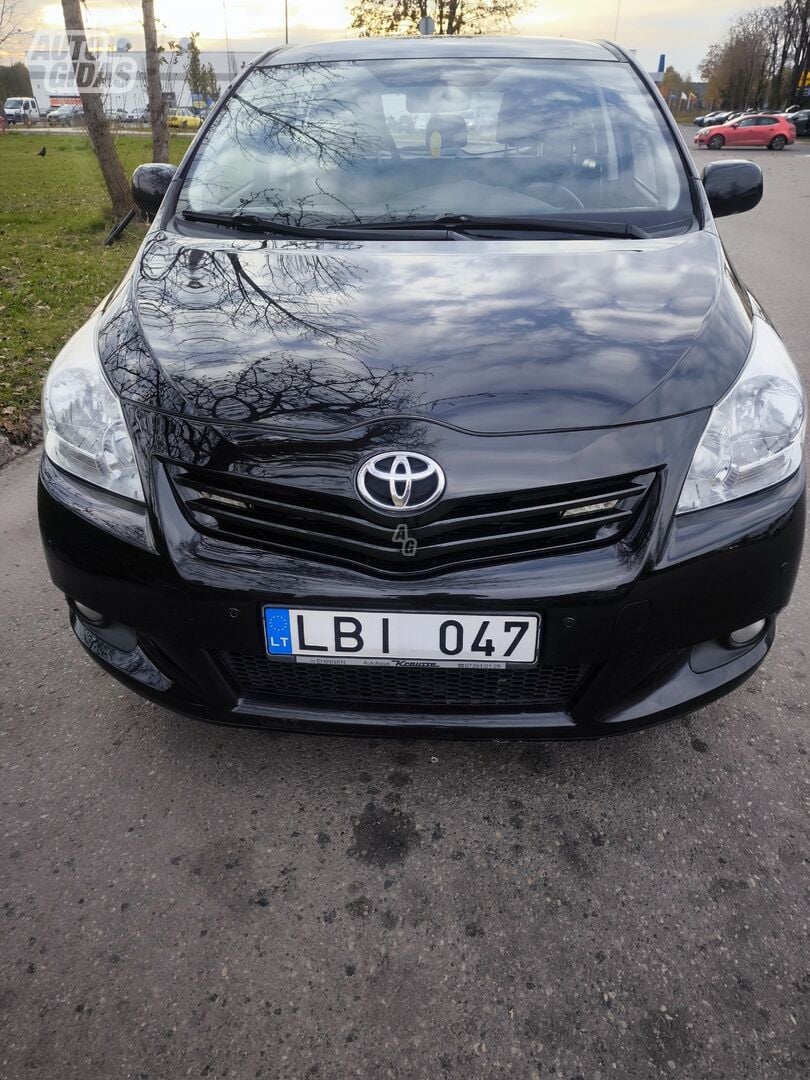 Toyota Verso 2011 г Минивэн