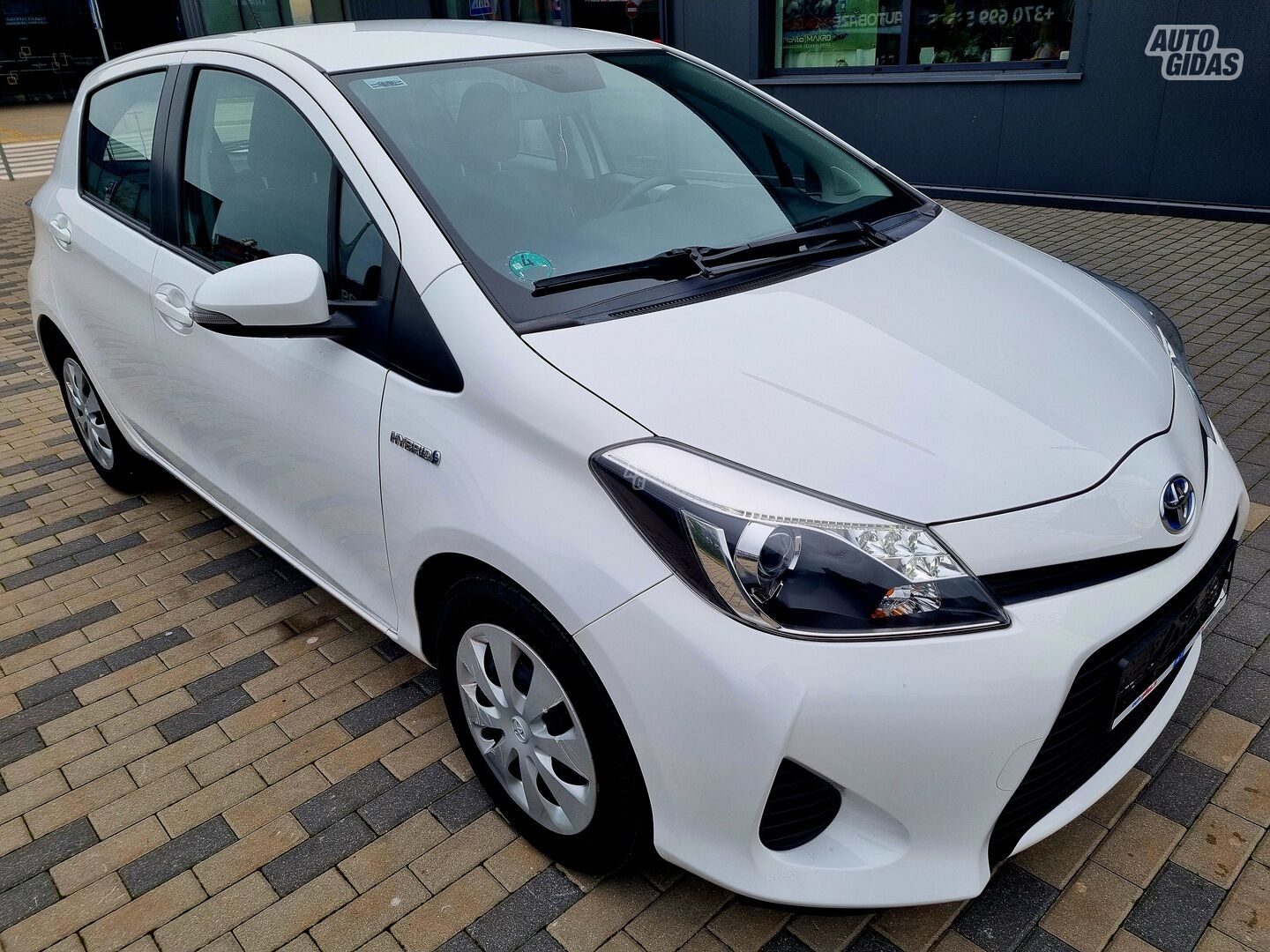 Toyota Yaris III HYBRID 1.5 2013 г