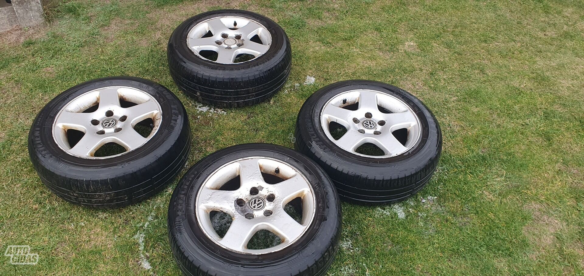 Volkswagen Passat light alloy R15 rims