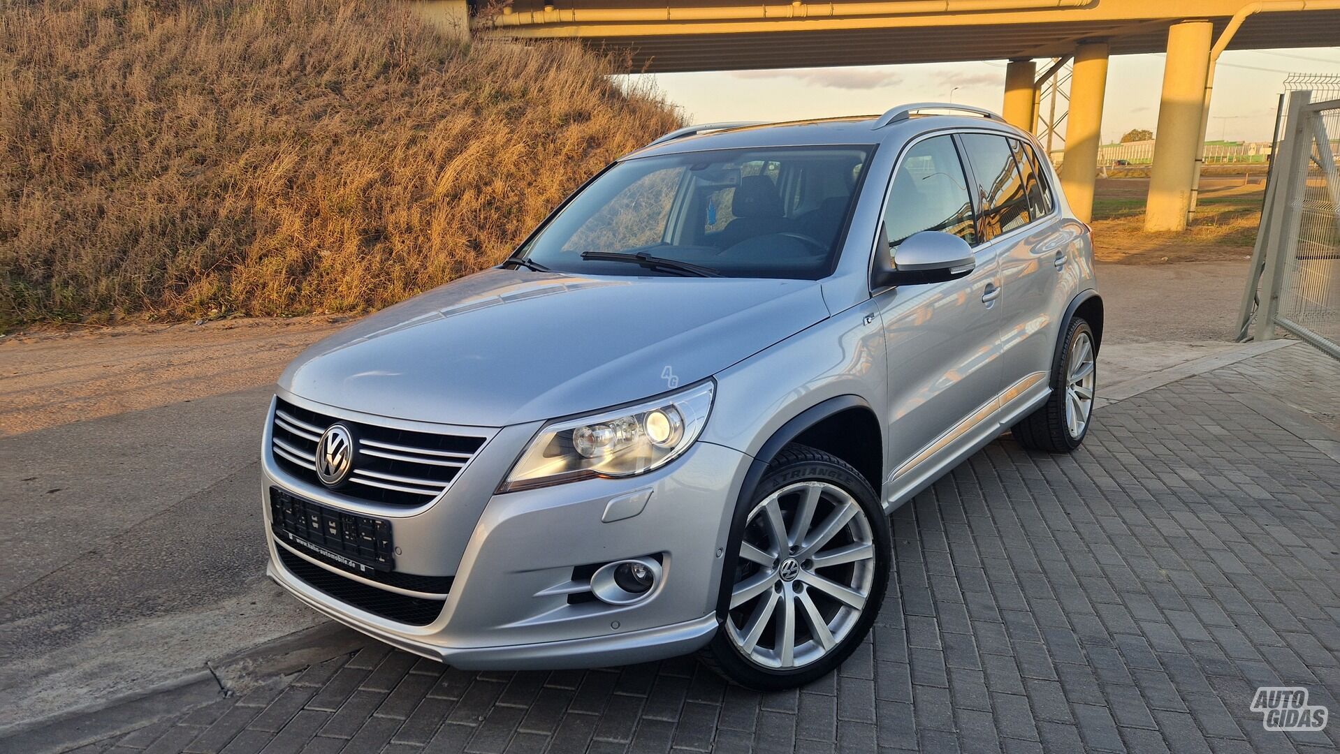 Volkswagen Tiguan 2011 г Внедорожник / Кроссовер