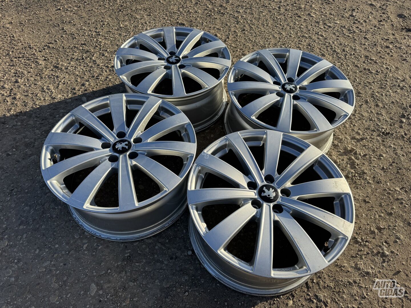 Peugeot Siunciam, 8J ET42 light alloy R18 rims