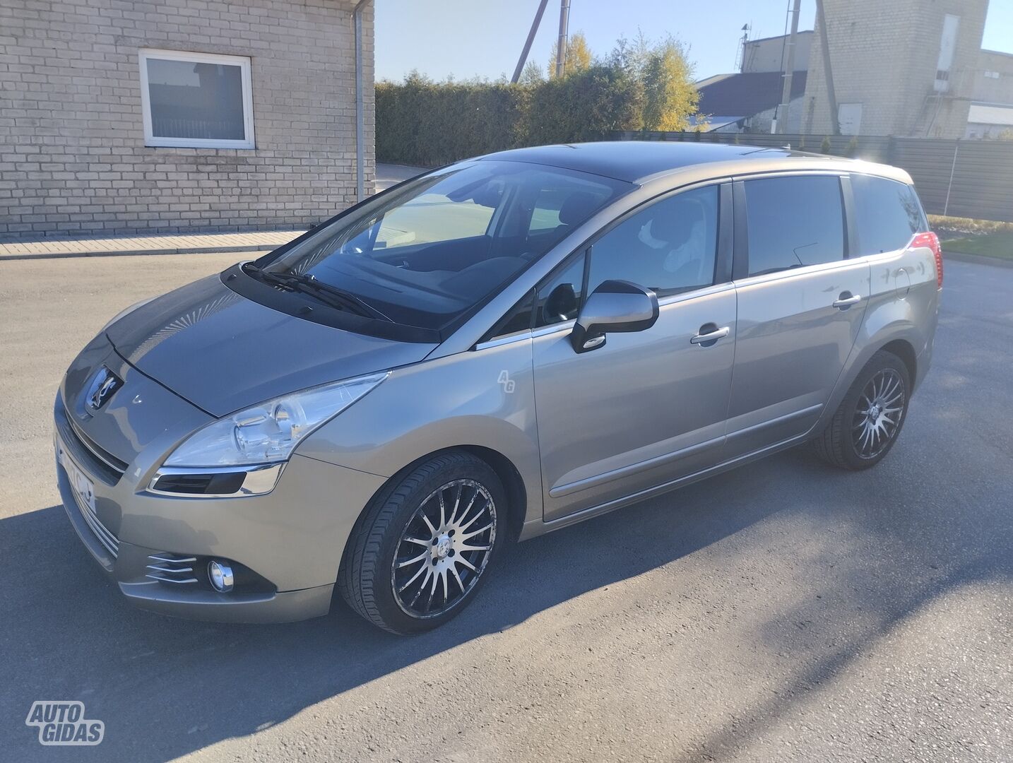 Peugeot 5008 2011 y Van