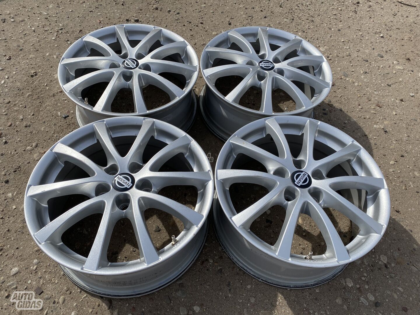 Nissan Siunciam, 7J ET50 light alloy R17 rims