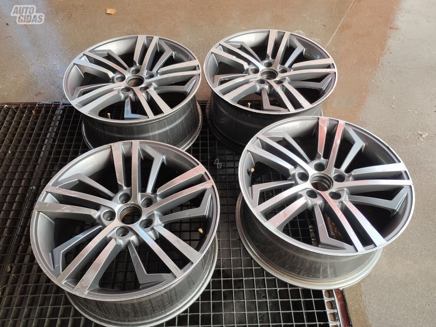 A4 light alloy R18 rims