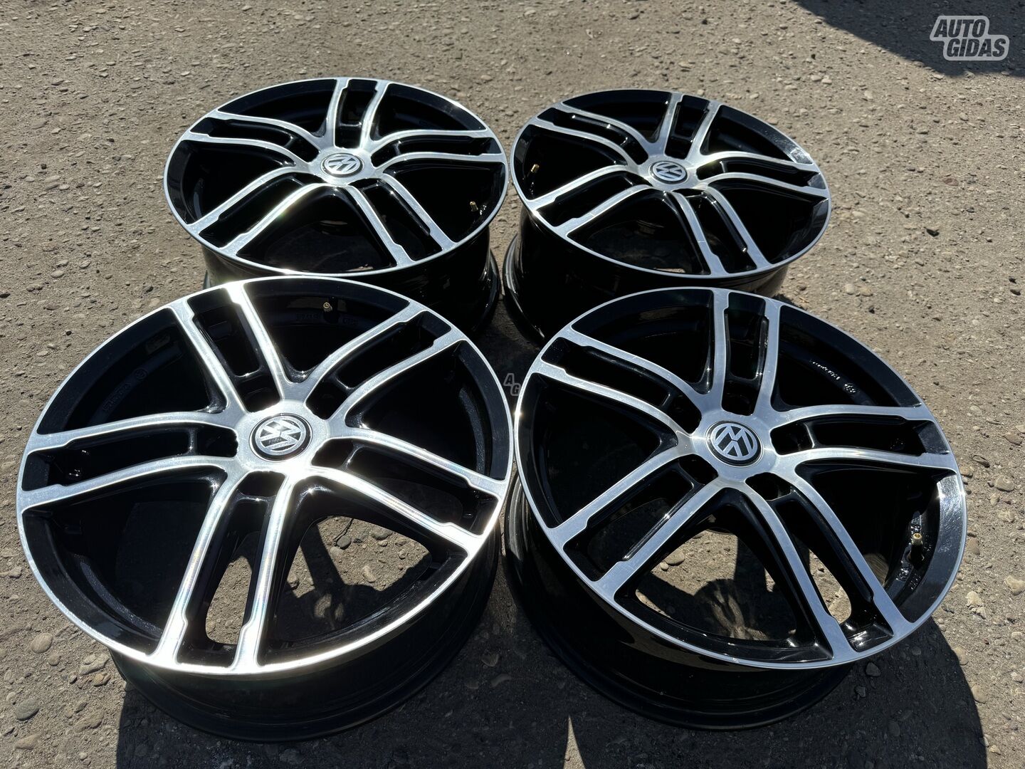 Volkswagen Siunciam,  light alloy R18 rims