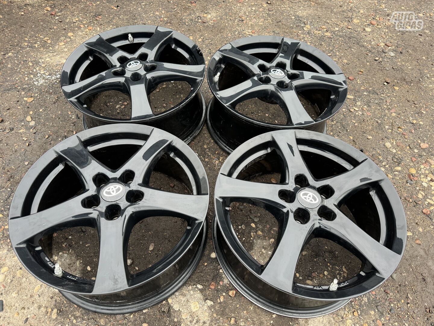 Toyota Siunciam, 7J Et50 light alloy R17 rims