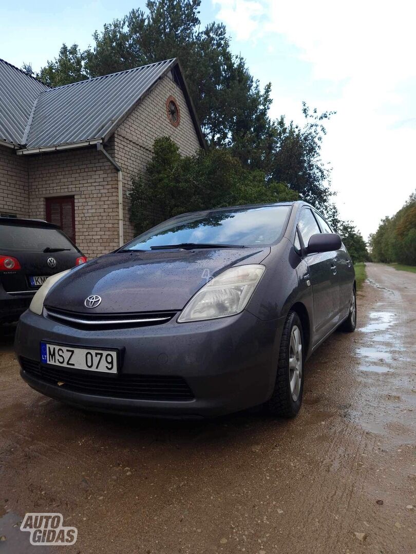 Toyota Prius 2006 г прокат