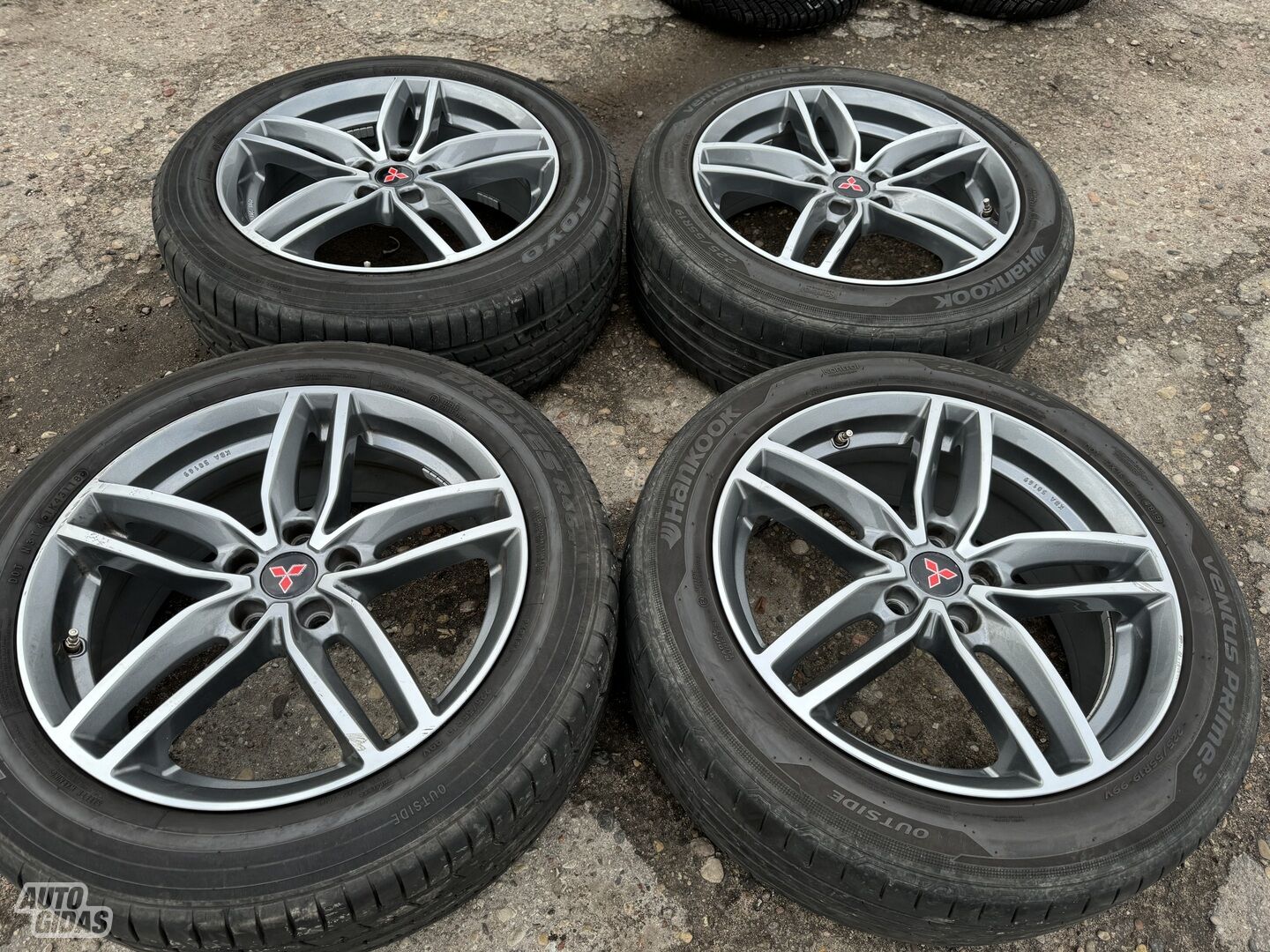 Mitsubishi Siunciam, 8J ET45 light alloy R19 rims