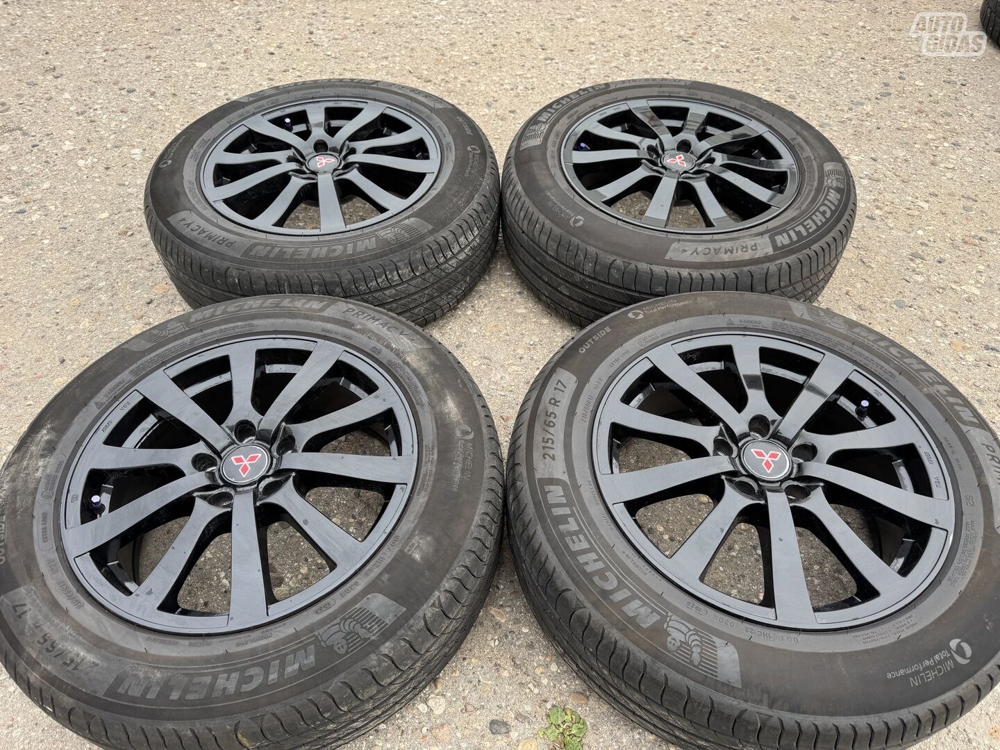 Mitsubishi Siunciam, 7J ET40 light alloy R17 rims