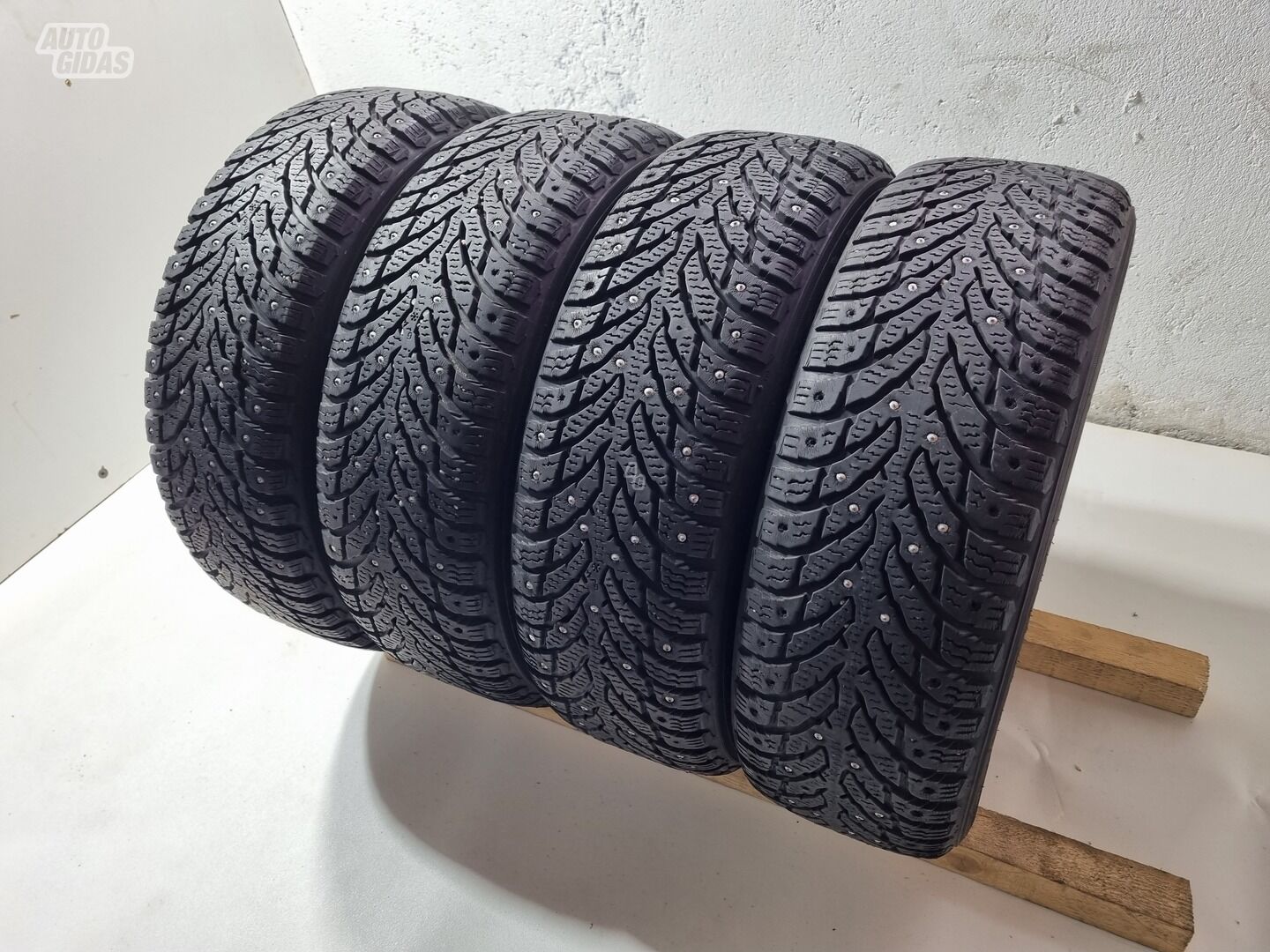 Nokian dygliuotos R15 зимние шины для автомобилей