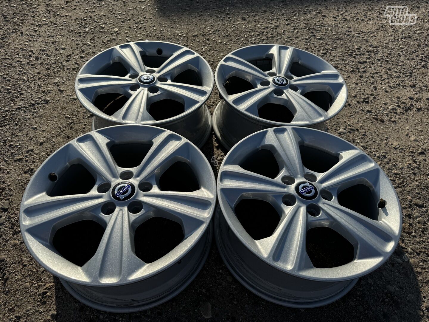 Volvo Siunciam, 7.5J ET52 light alloy R17 rims