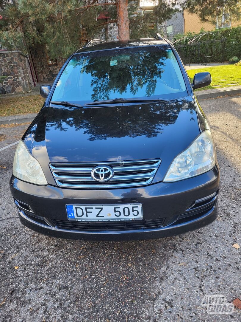 Toyota Avensis Verso 2004 г Универсал