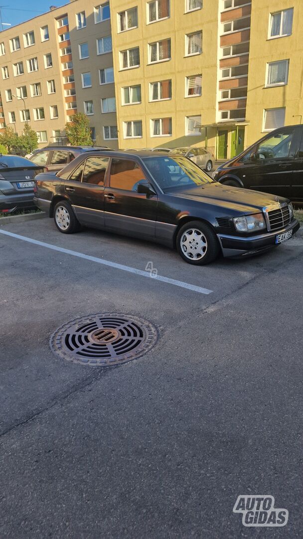 Mercedes-Benz W124 1992 y Sedan