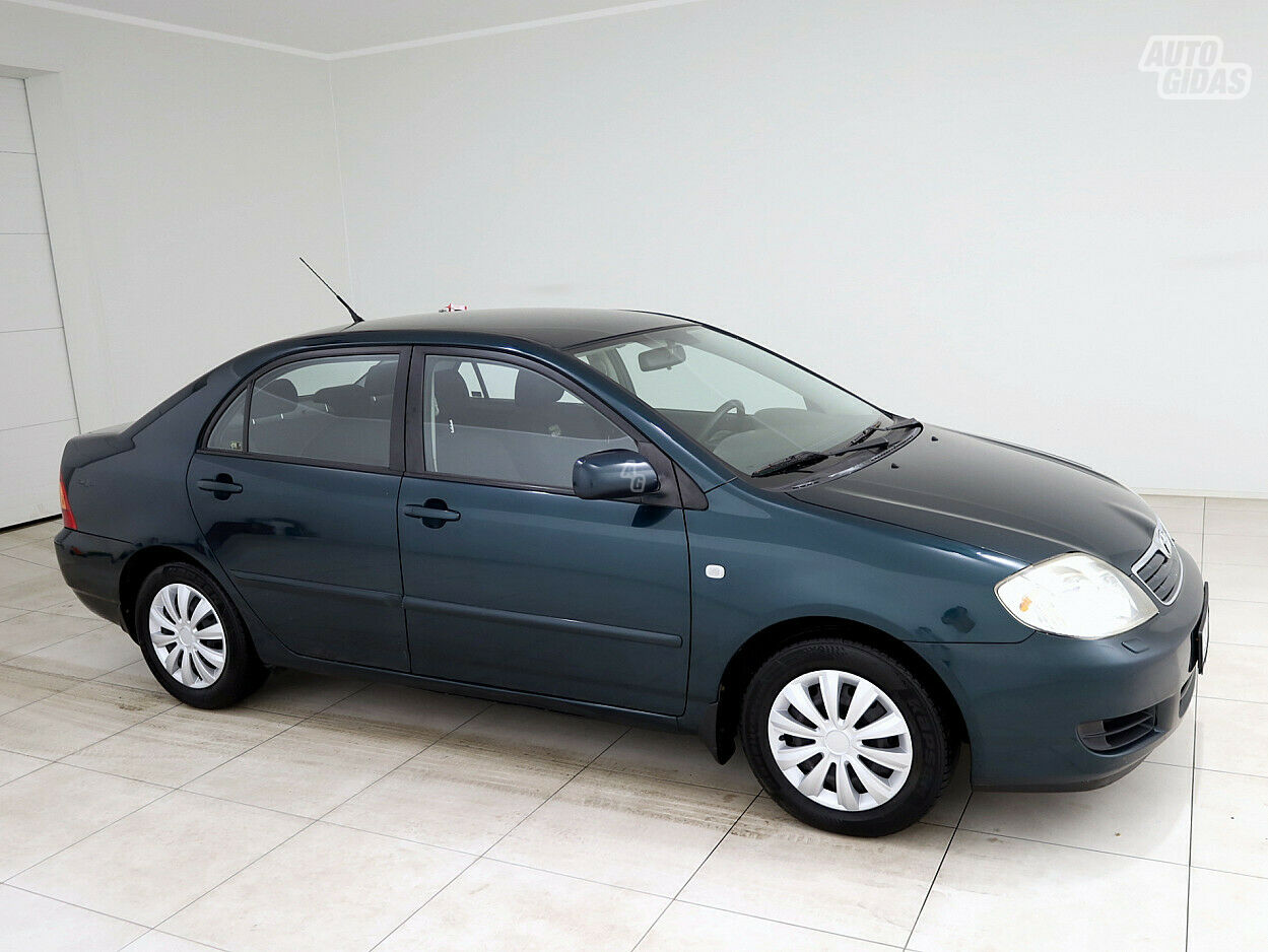 Toyota Corolla 2004 г Седан