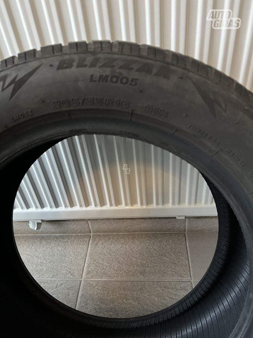 Bridgestone BLIZZAK LM005 R16 žieminės padangos lengviesiems