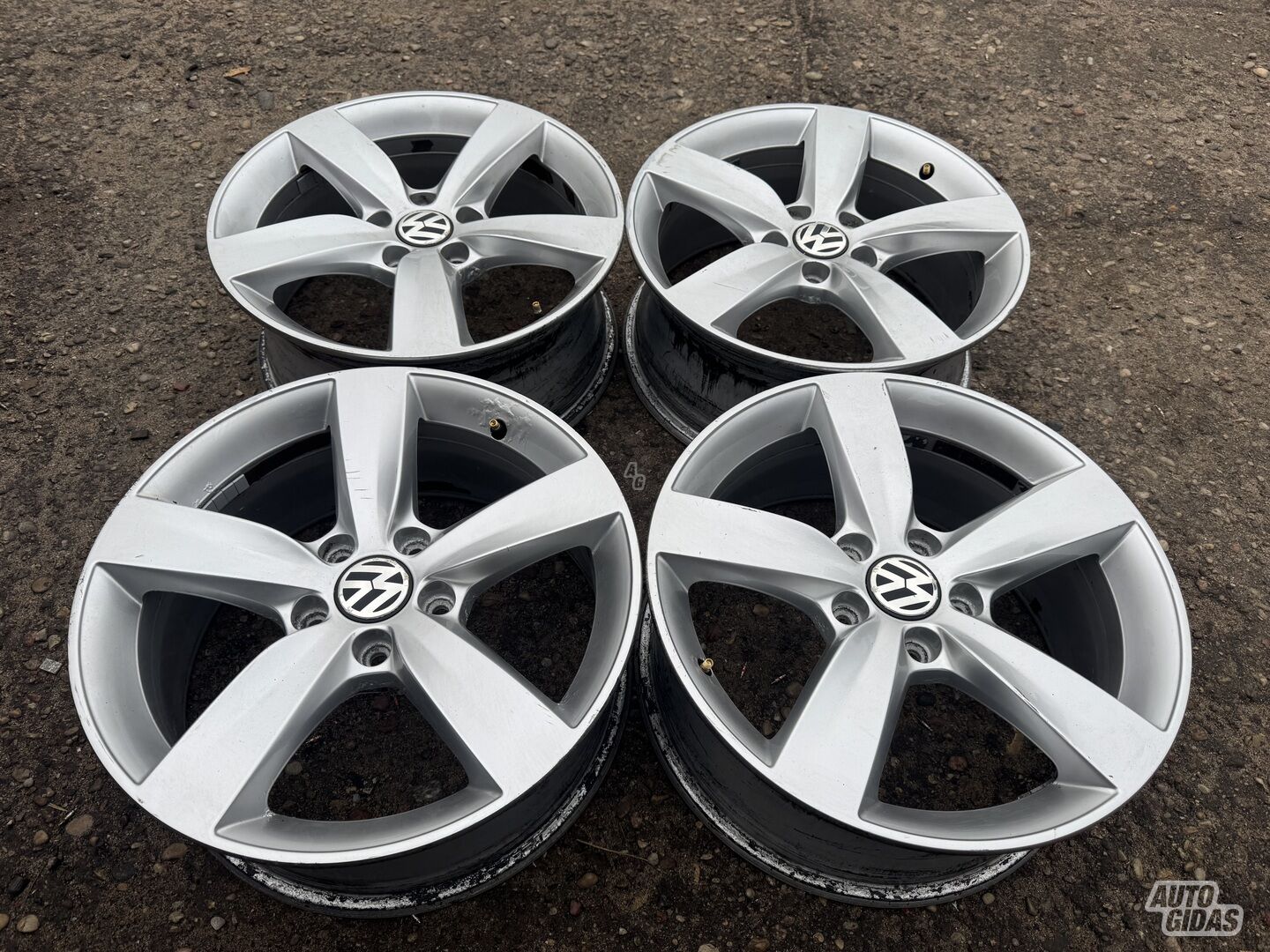 Volkswagen Siunciam, 7J ET39 light alloy R17 rims