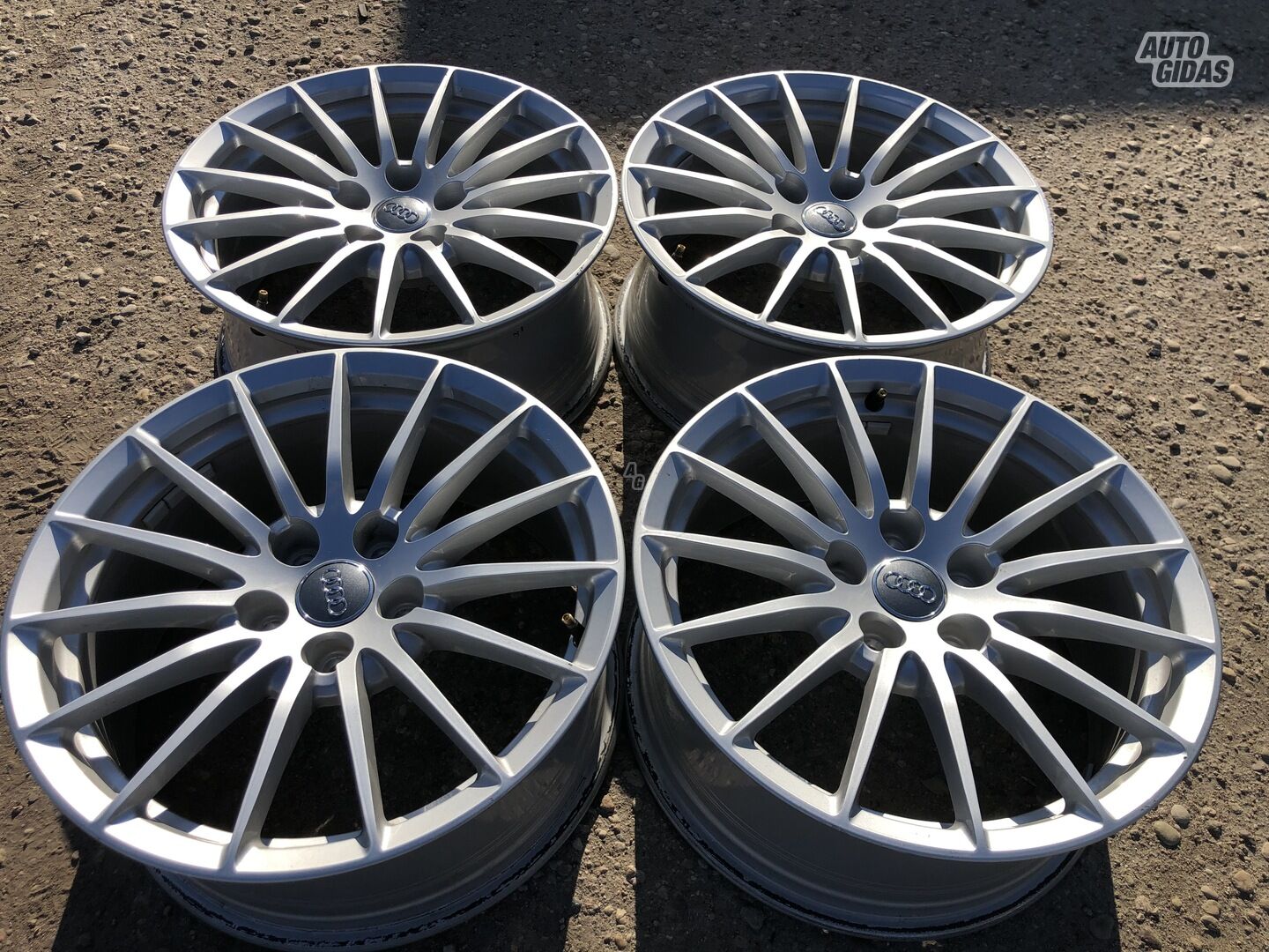 Audi Siunciam, 7,5J ET29 light alloy R17 rims