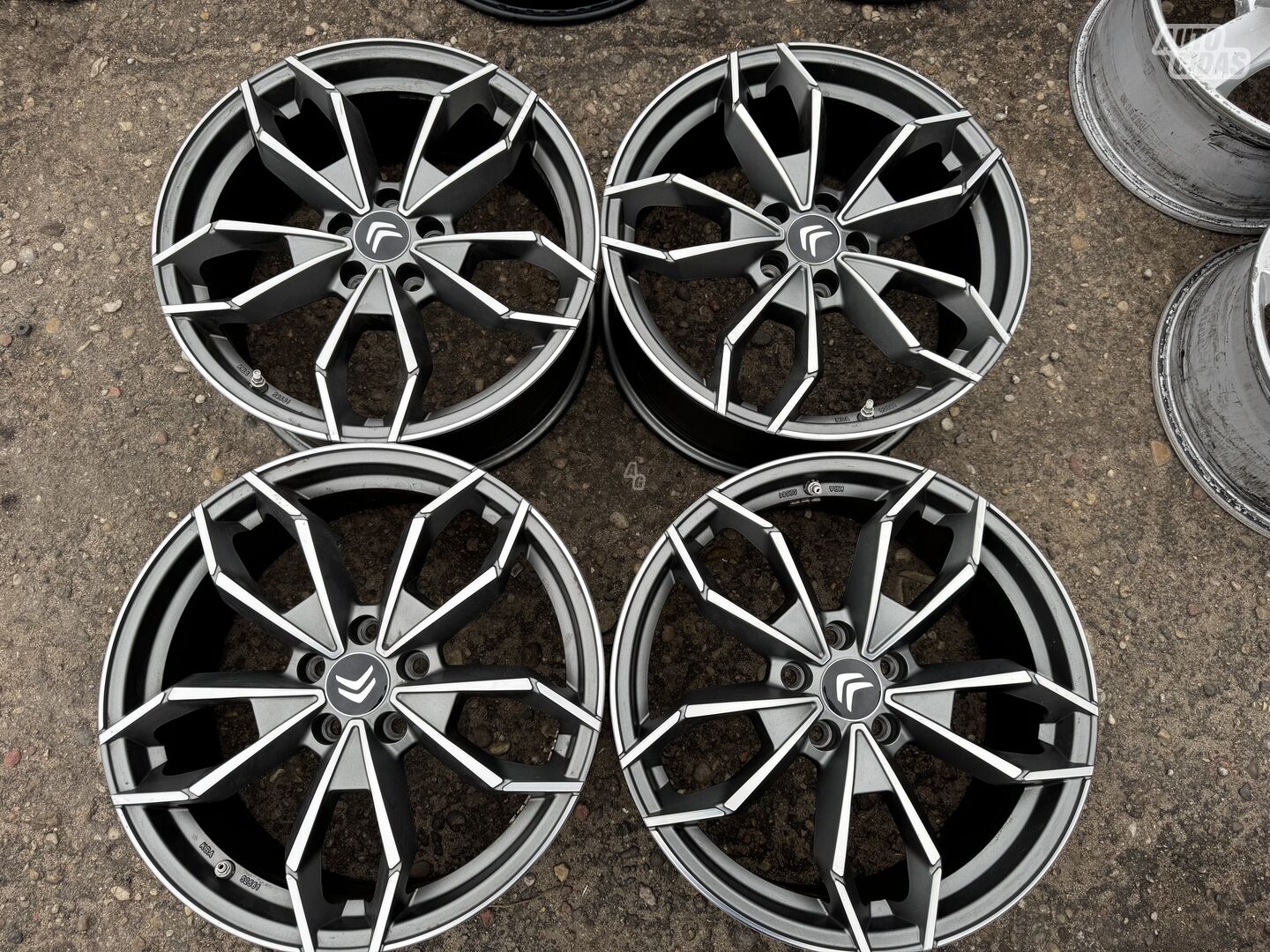 Citroen Siunciam, 8J ET40 light alloy R18 rims