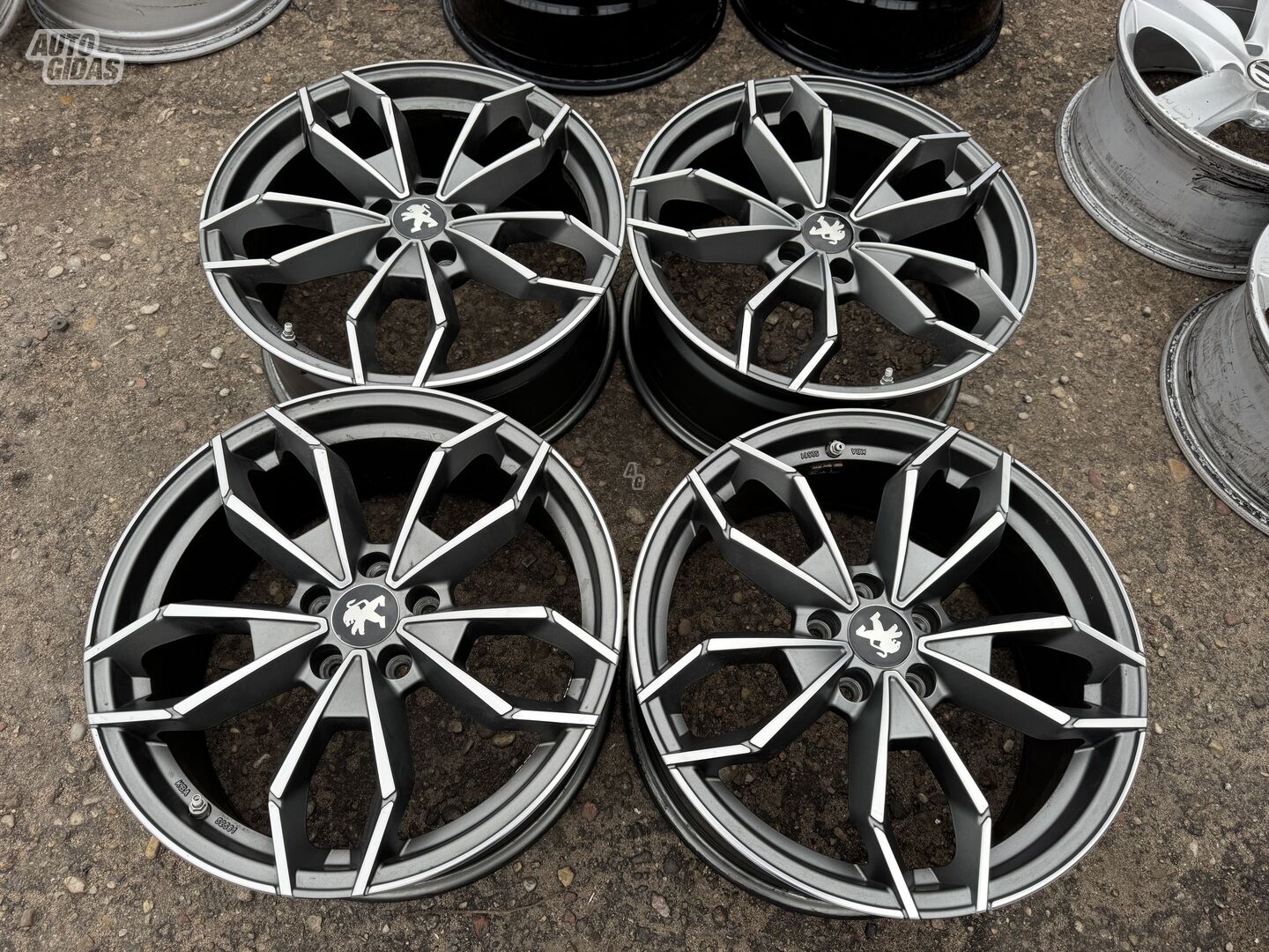 Peugeot Siunciam, 8J ET40 light alloy R18 rims