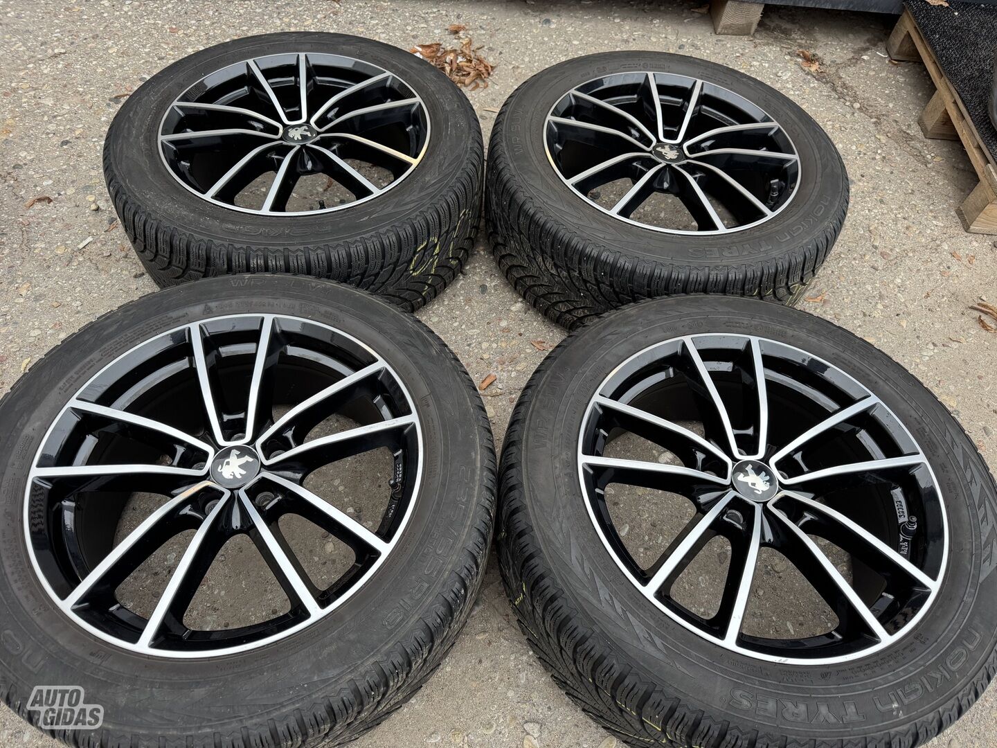 Peugeot Siunciam, 8J ET50 light alloy R18 rims