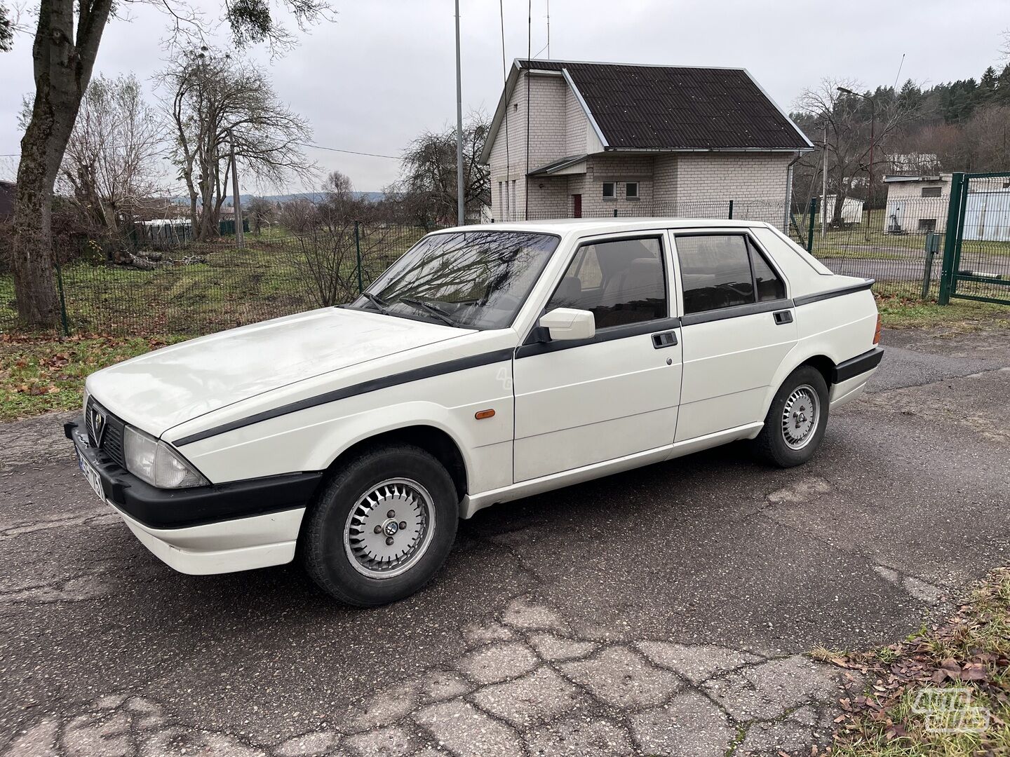 Alfa Romeo 75 1986 m Sedanas