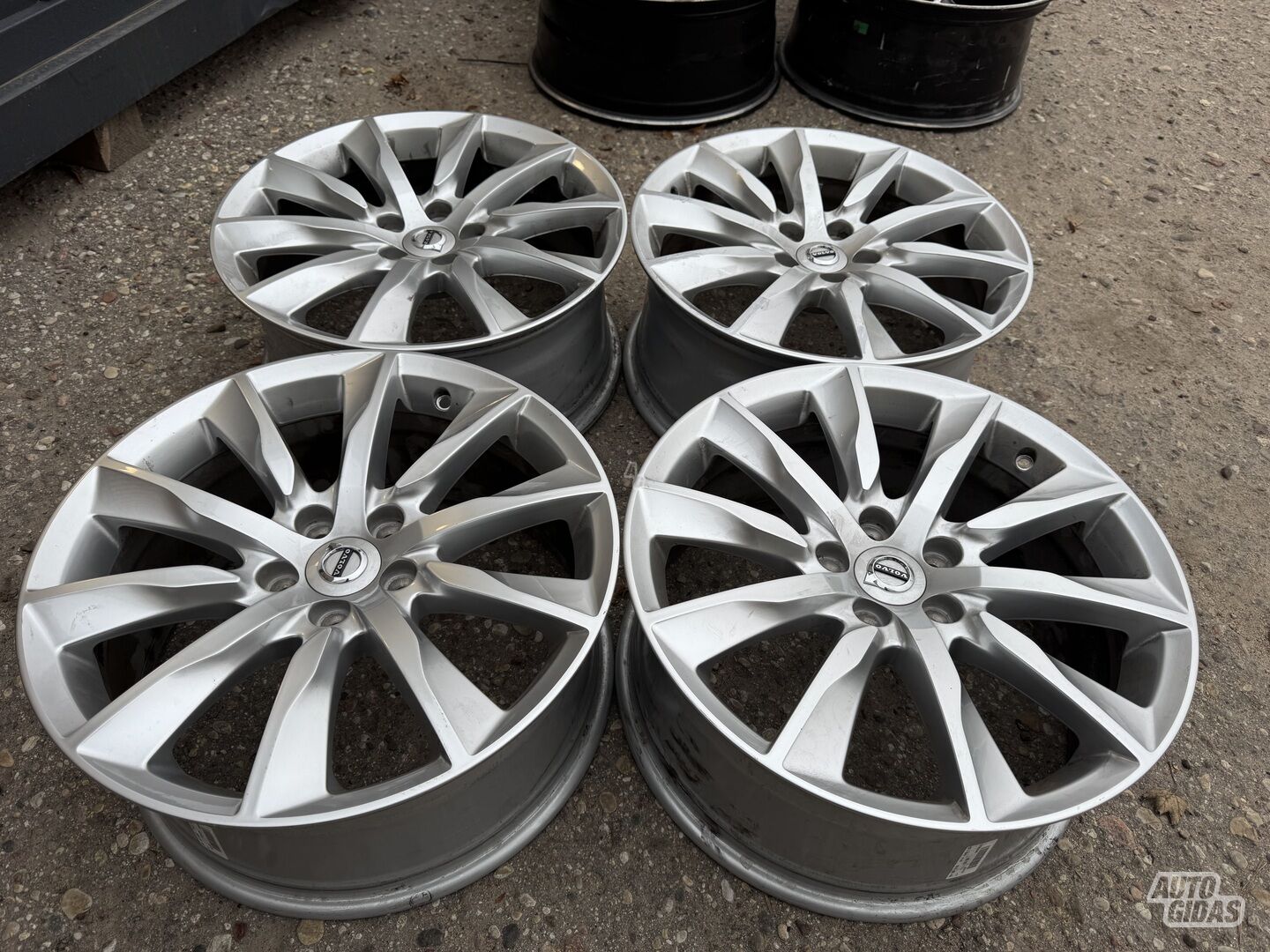 Volvo Siunciam, 8J ET42 light alloy R18 rims