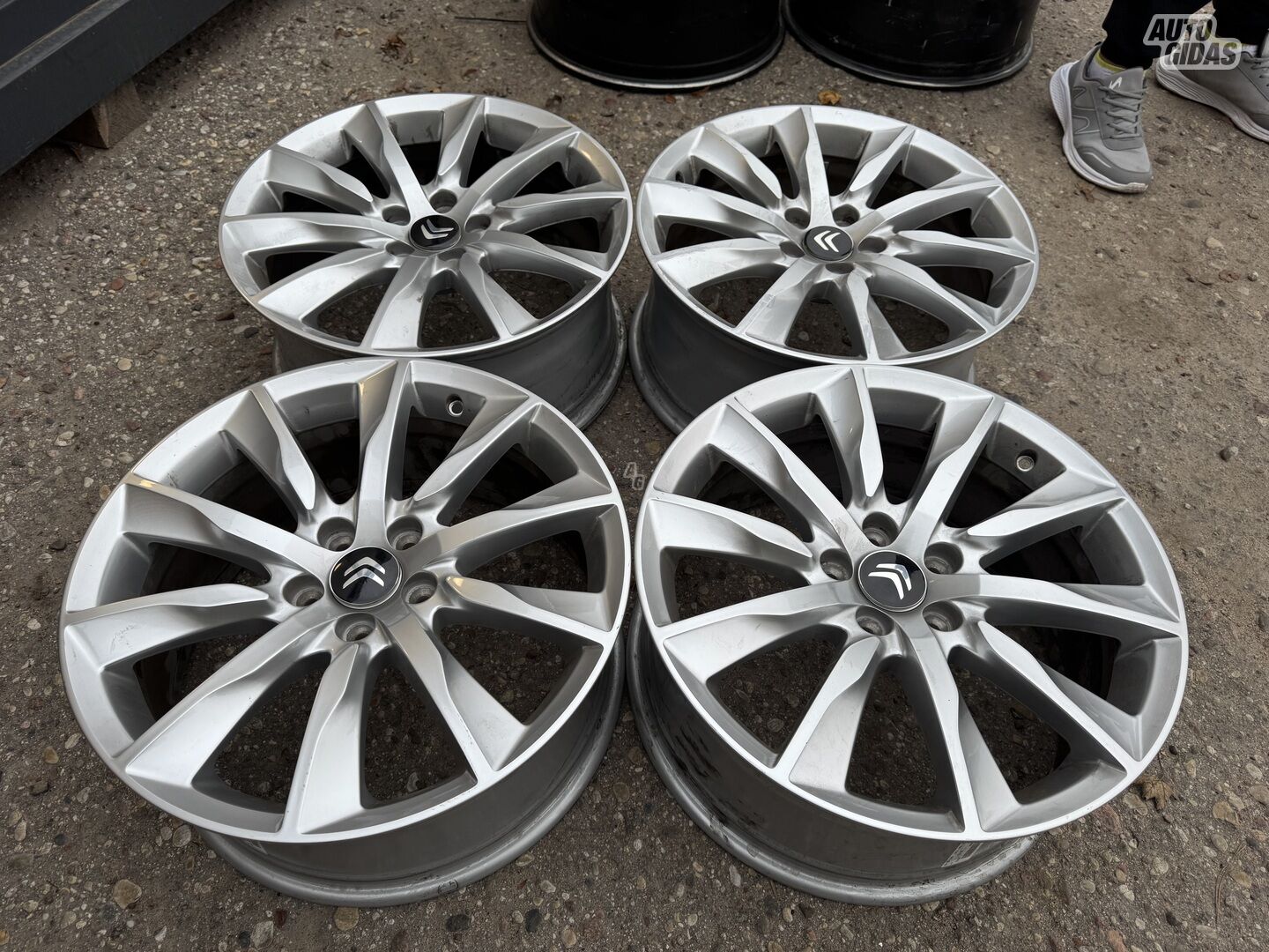 Citroen Siunciam, 8J ET42 light alloy R18 rims