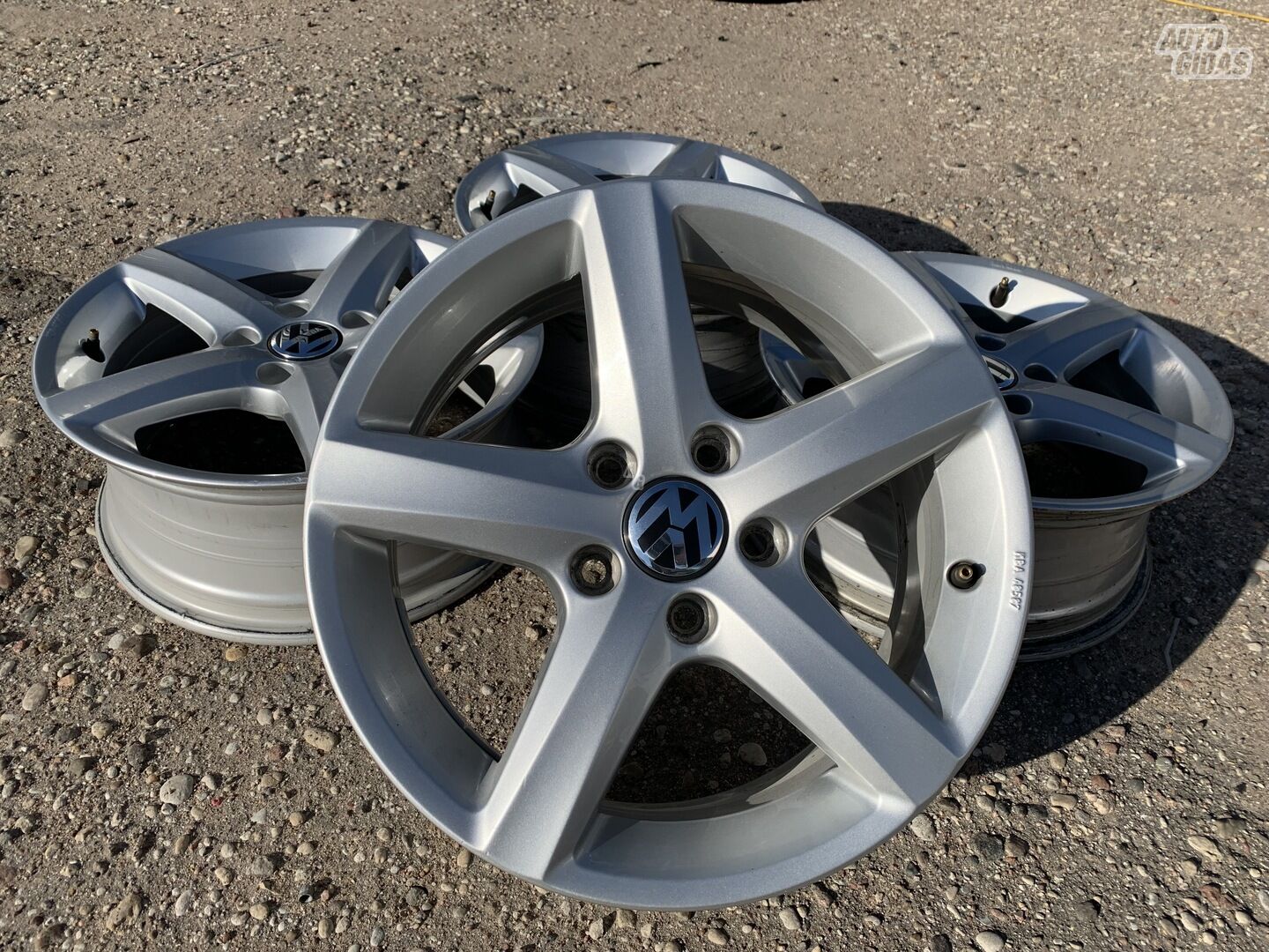 Volkswagen Siunciam, 6J ET48 light alloy R16 rims