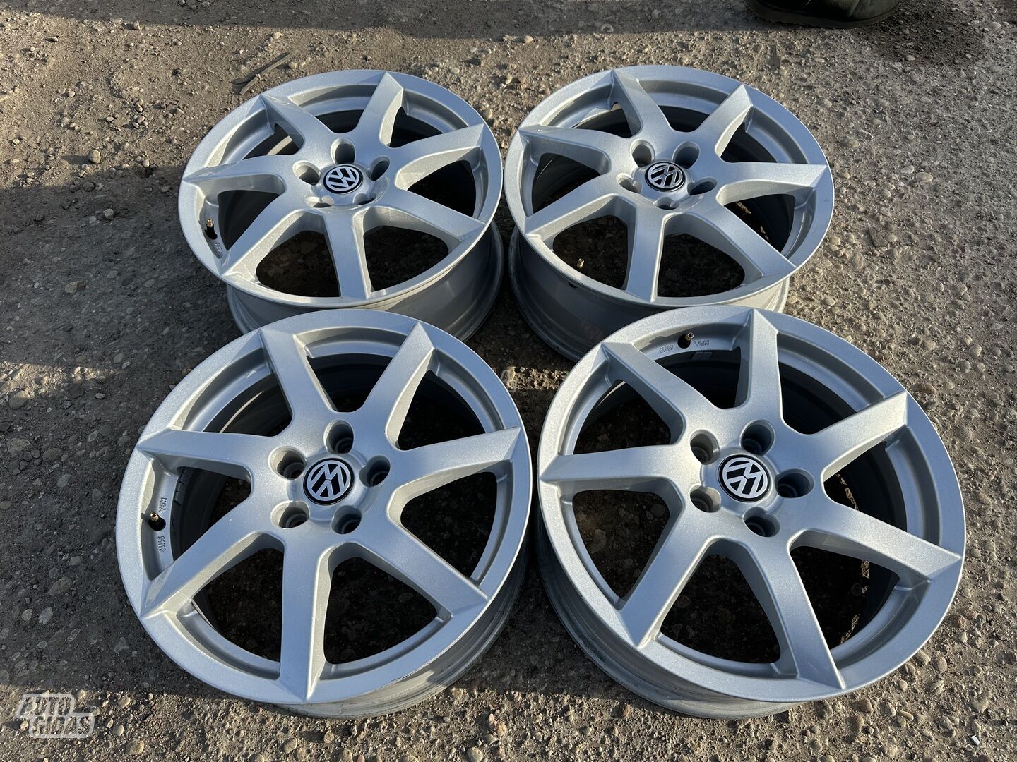 Volkswagen Siunciam, 7J ET50 light alloy R17 rims