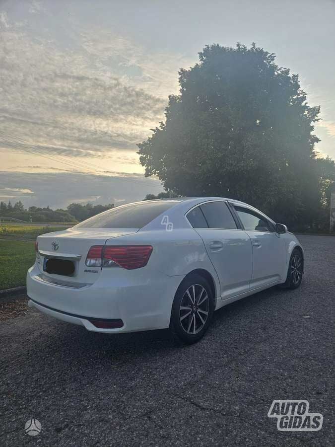 Toyota Avensis 2014 y Sedan