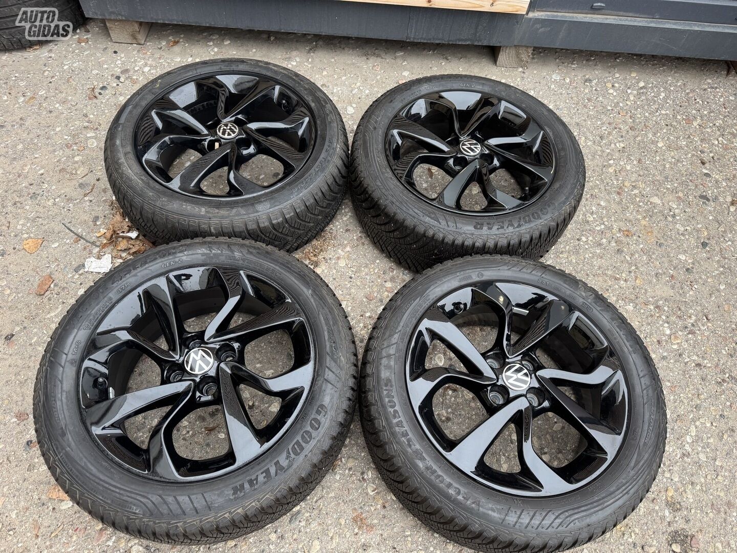 Volkswagen Siunciam, 6.5J ET40 light alloy R16 rims